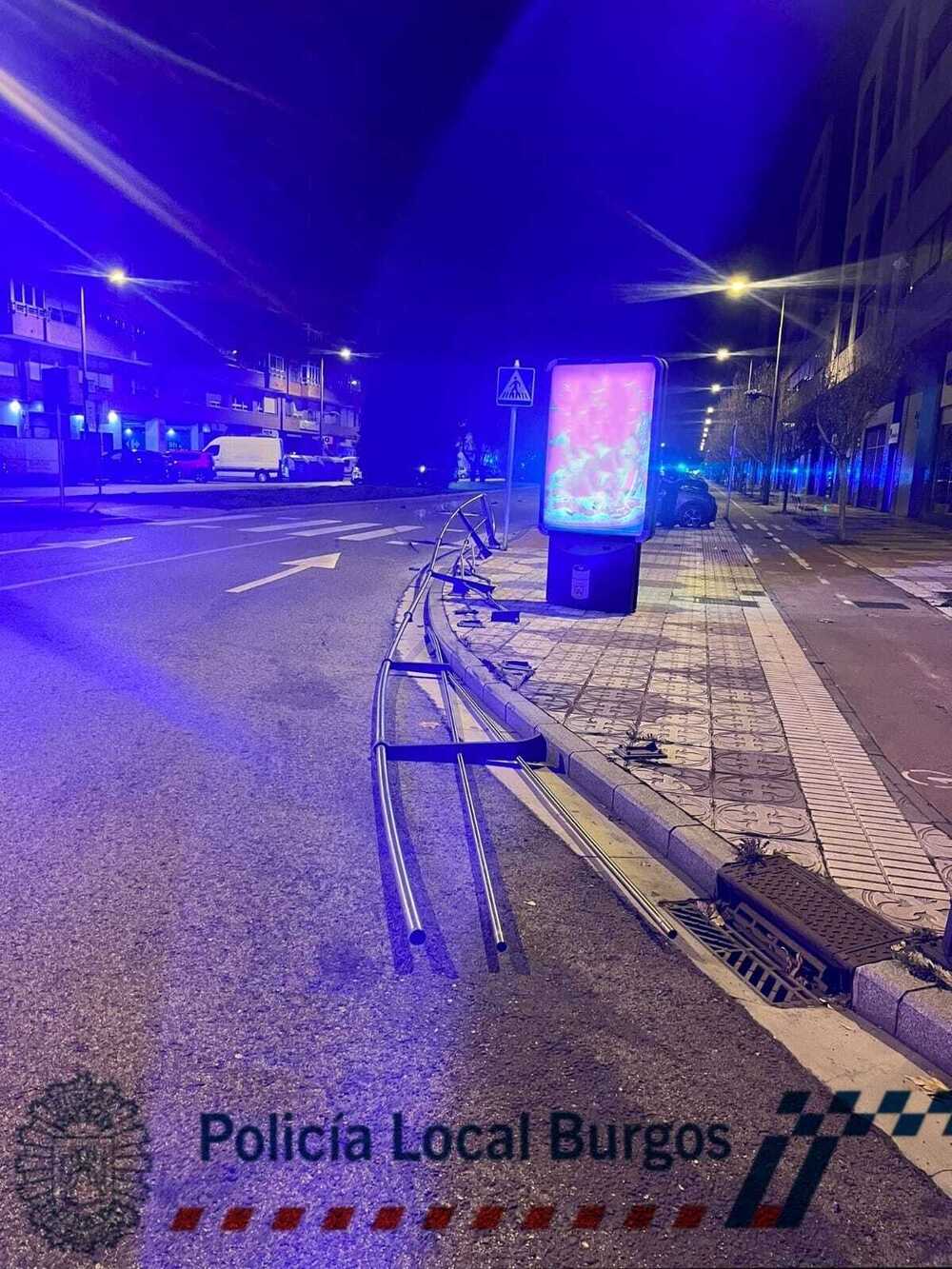 El vehículo ha reventado la barandilla de la acera más próxima a la calle Belorado y ha seguido su trayectoria.