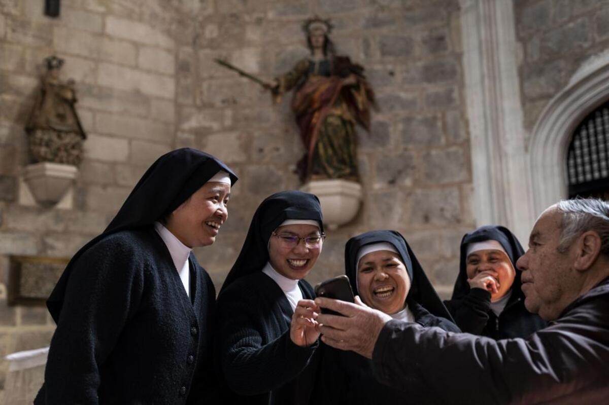 Las hermanas 'Doroteas' se afanan a diario por cuidar su convento y tenerlo como los chorros del oro. Además de rezar, se multiplican en todo tipo de tareas.
