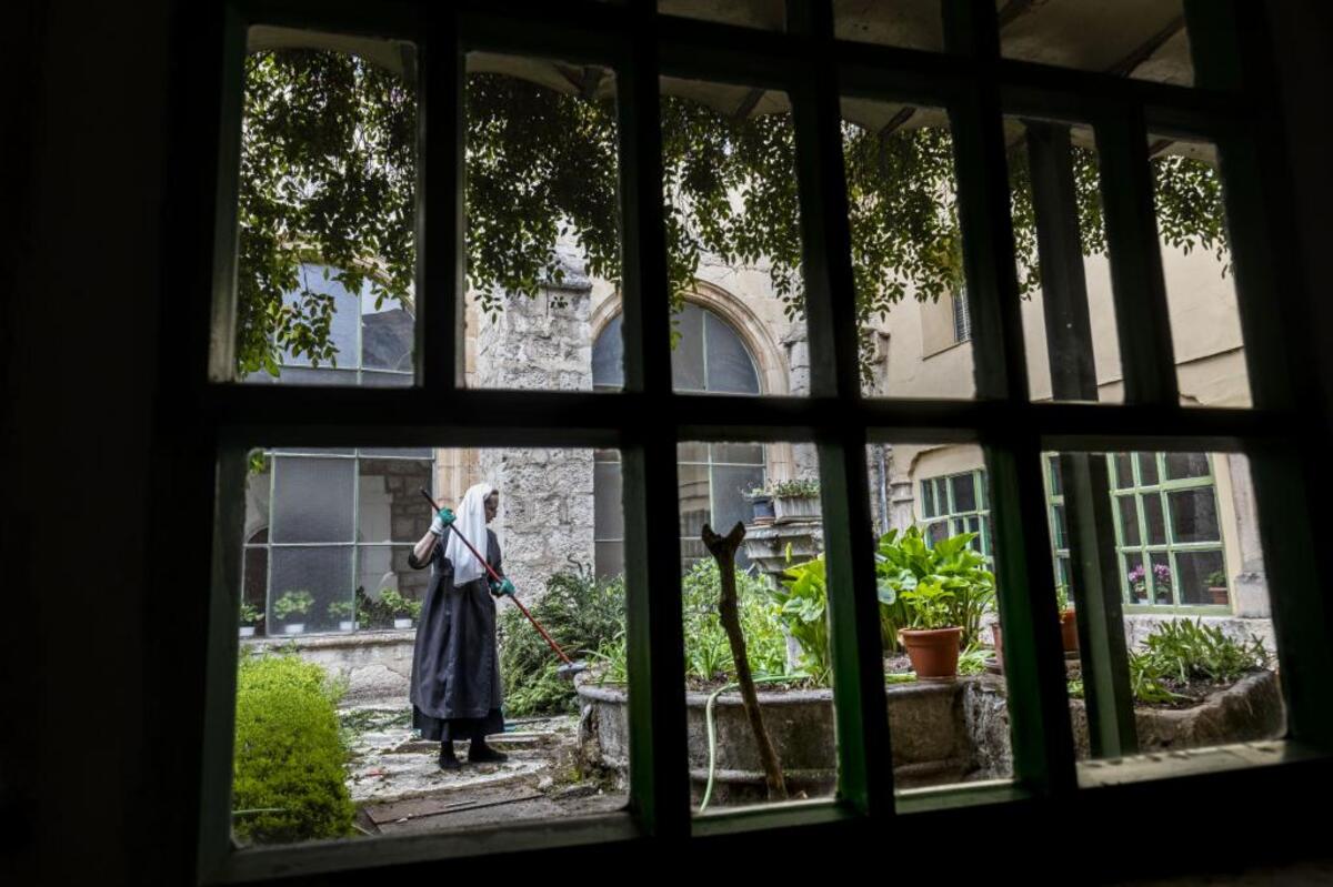 Las hermanas 'Doroteas' se afanan a diario por cuidar su convento y tenerlo como los chorros del oro. Además de rezar, se multiplican en todo tipo de tareas.  / ALBERTO RODRIGO