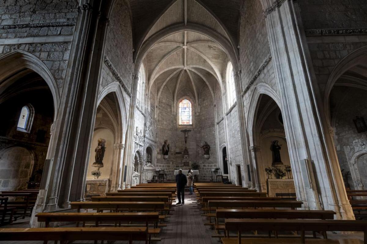 Las hermanas 'Doroteas' se afanan a diario por cuidar su convento y tenerlo como los chorros del oro. Además de rezar, se multiplican en todo tipo de tareas.  / ALBERTO RODRIGO