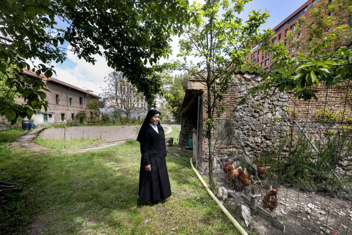 Las hermanas 'Doroteas' se afanan a diario por cuidar su convento y tenerlo como los chorros del oro. Además de rezar, se multiplican en todo tipo de tareas.  / ALBERTO RODRIGO