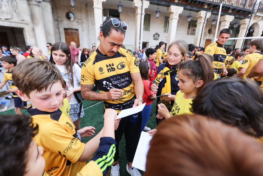 Andu Masuyama firma autógrafos a los seguidores gualdinegros más jóvenes en la Plaza Mayor.