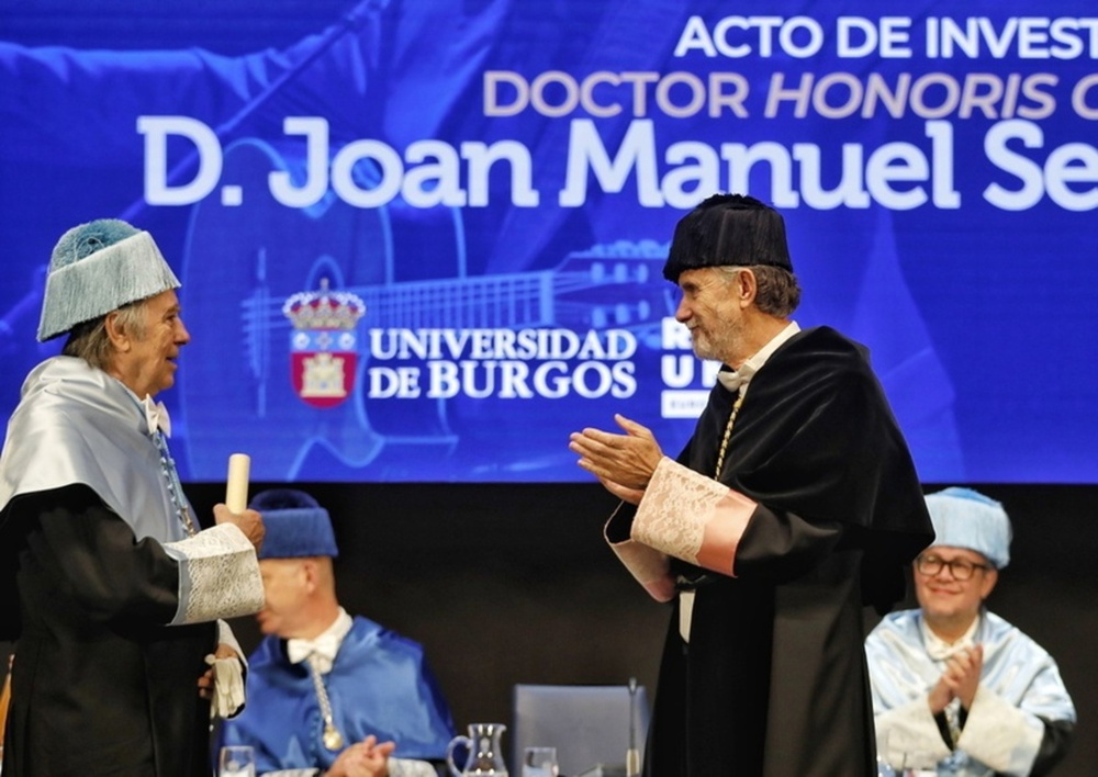 Joan Manuel Serrat y Manuel Pérez Mateos, durante el acto de investidura del cantautor como doctor Honoris Causa por la Universidad de Burgos.