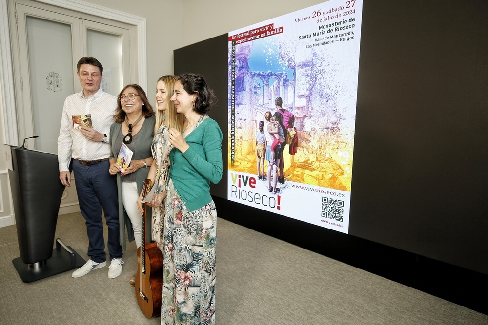 José María González, Raquel Contreras, Katie James y María José Romero (de i. a d.), durante la presentación.