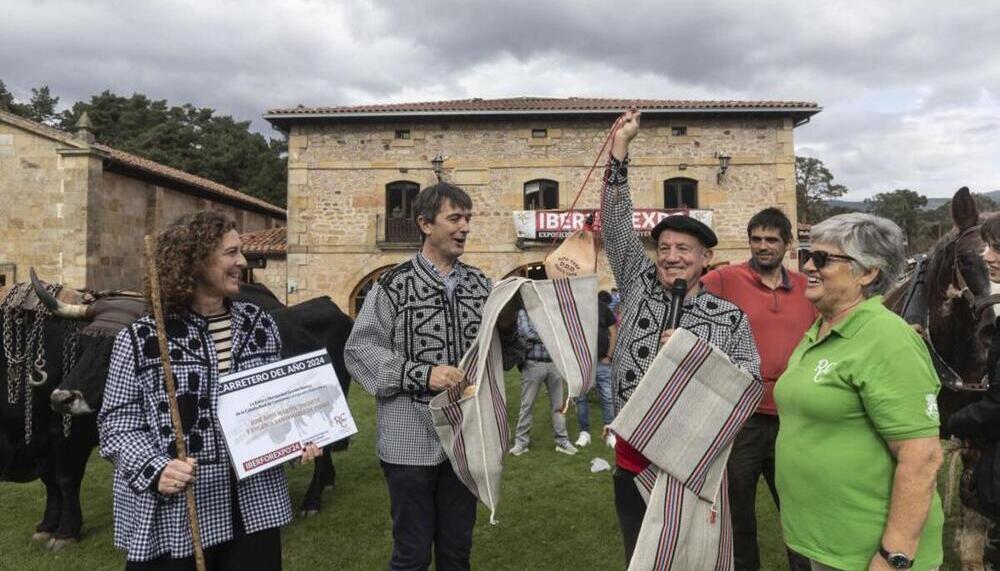 Pacheta y su mujer recibieron el homenaje de la Cabaña Real de parte de su presidente, Antonio Martín Chicote (con la bota).