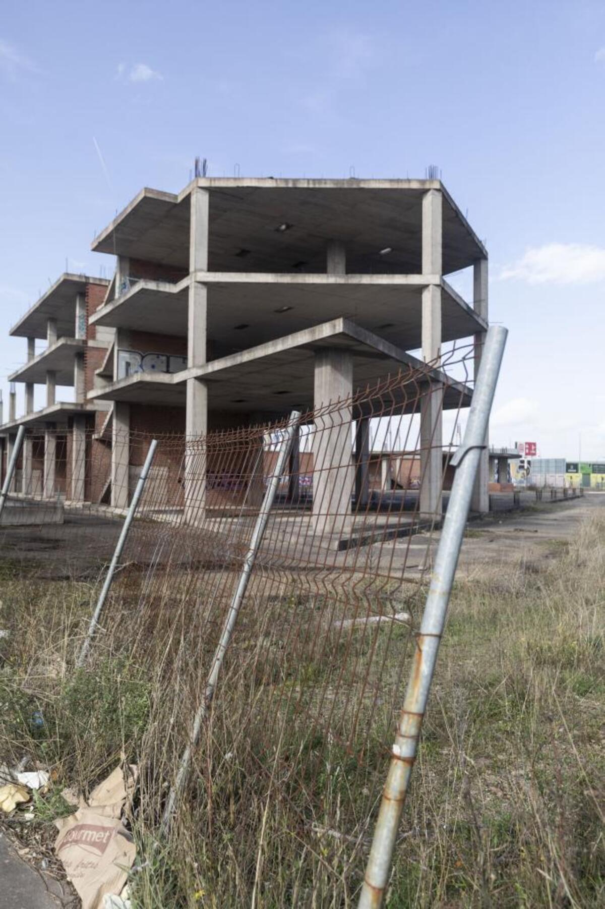 Ruinas y abandono ensombrecen la remodelación del polígono industrial Burgos Este.  / PATRICIA