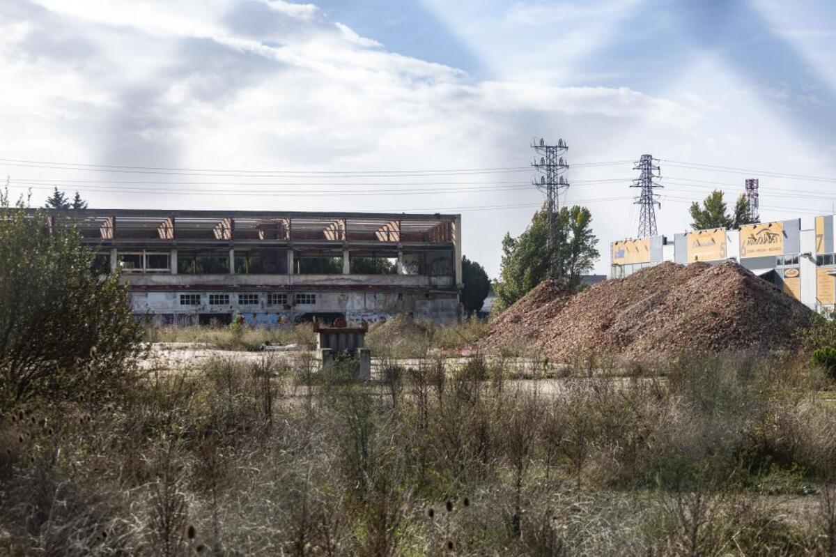 Ruinas y abandono ensombrecen la remodelación del polígono industrial Burgos Este.