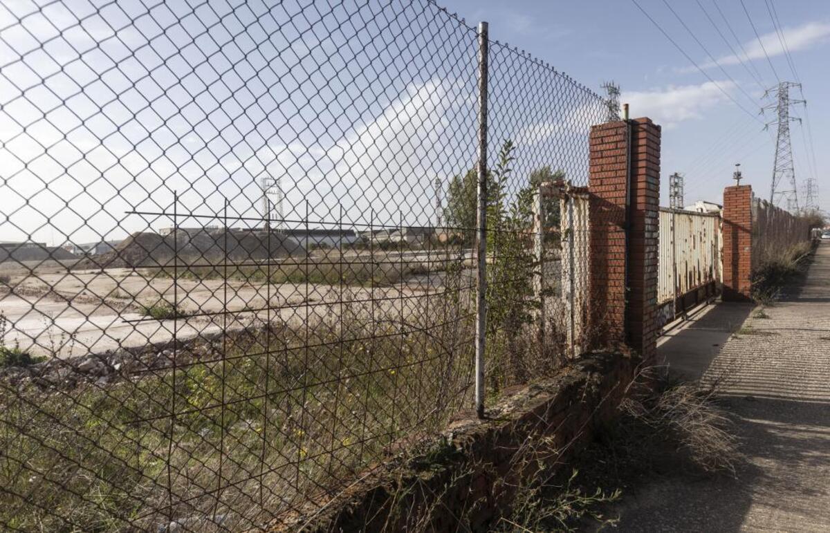 Ruinas y abandono ensombrecen la remodelación del polígono industrial Burgos Este.  / PATRICIA