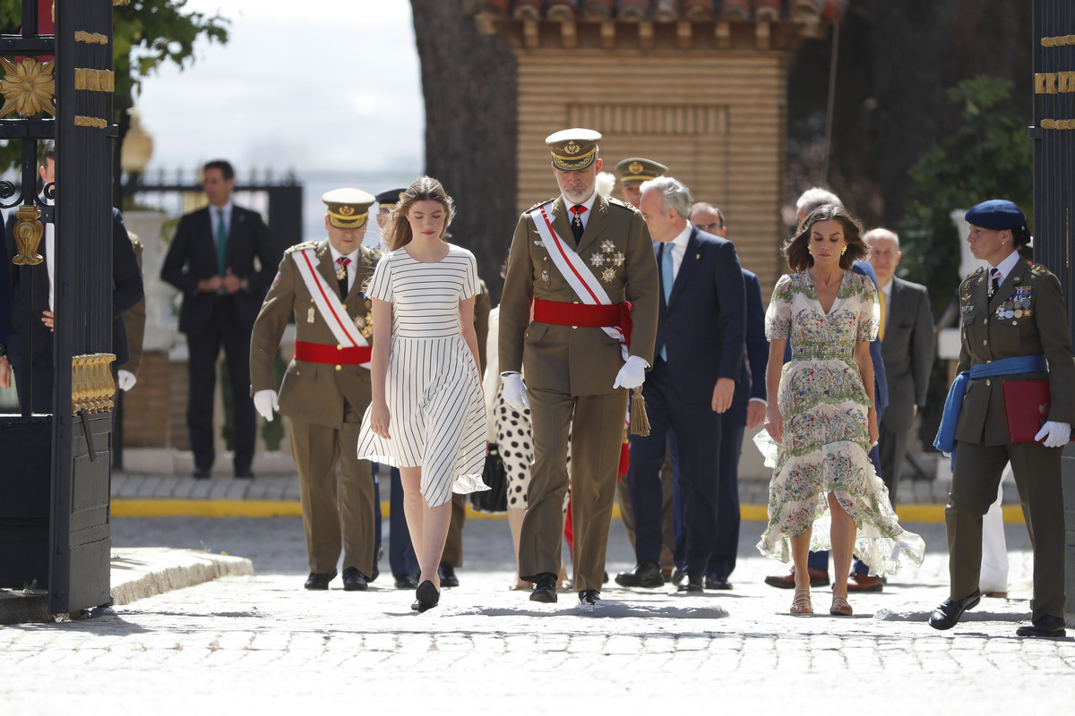 Leonor de Borbón recibe de manos del rey su despacho de alférez tras un año en Zaragoza  / JAVIER CEBOLLADA