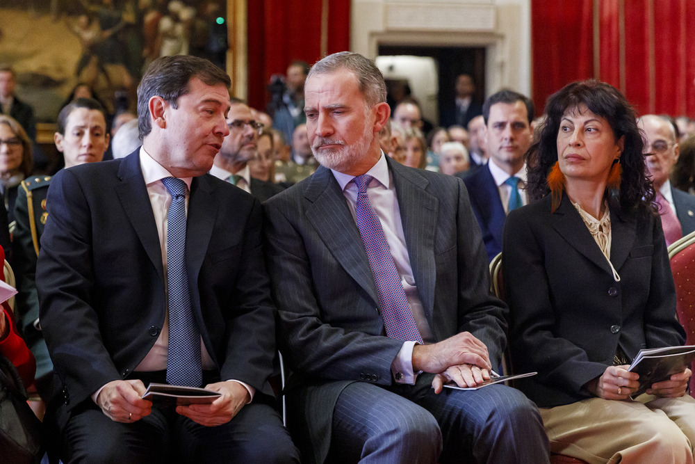 El rey, entre el presidente de la Junta, Alfonso Fernández Mañueco, y la ministra de Igualdad, Ana Redondo, en la inauguración de un congreso sobre Isabel de Castilla en el Alcázar de Segovia.