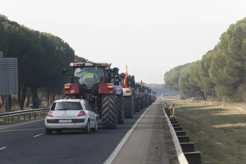 Tractores por la N-122 en sentido Valladolid.