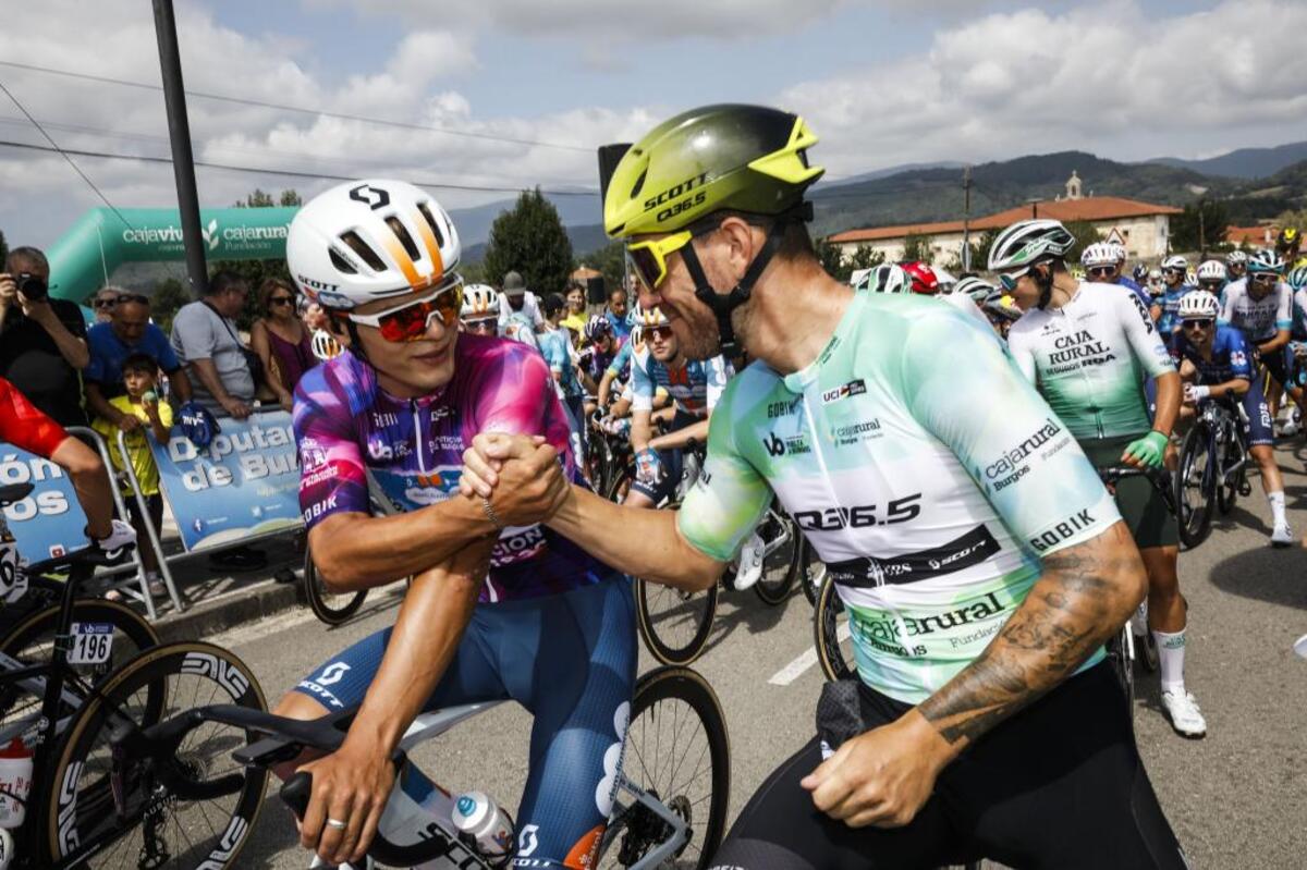 Camaradería entre los ciclistas antes del comienzo de la segunda etapa de la Vuelta.   / ALBERTO RODRIGO