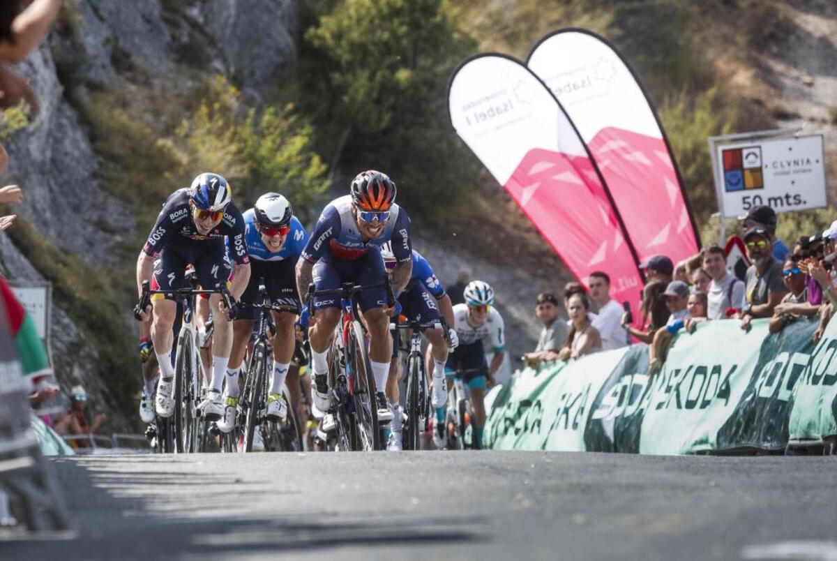 Caleb Ewan atacando para lograr la victoria que le dio el liderato de la Vuelta.   / ALBERTO RODRIGO