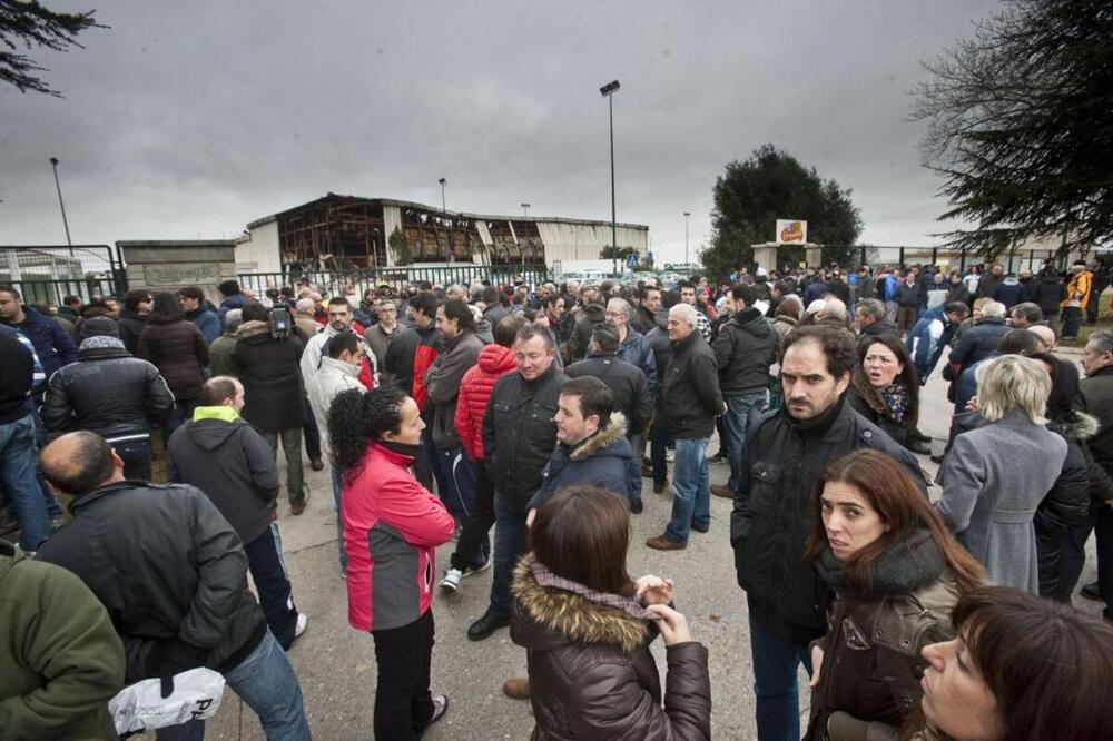 Las concentraciones frente a la fábrica fueron constantes tras el fuego, la gente necesitaba estar acompañada.