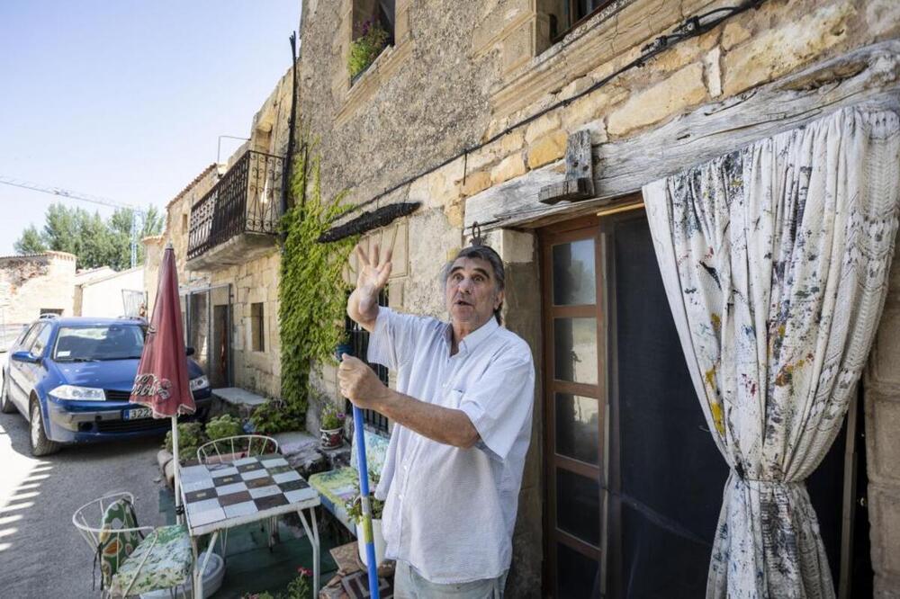 Santibáñez del Val comienza a levantar las viviendas que se quemaron hace dos años. Rafael Jiménez, en la foto, fue uno de los vecinos que ayudó a salvar su casa. 