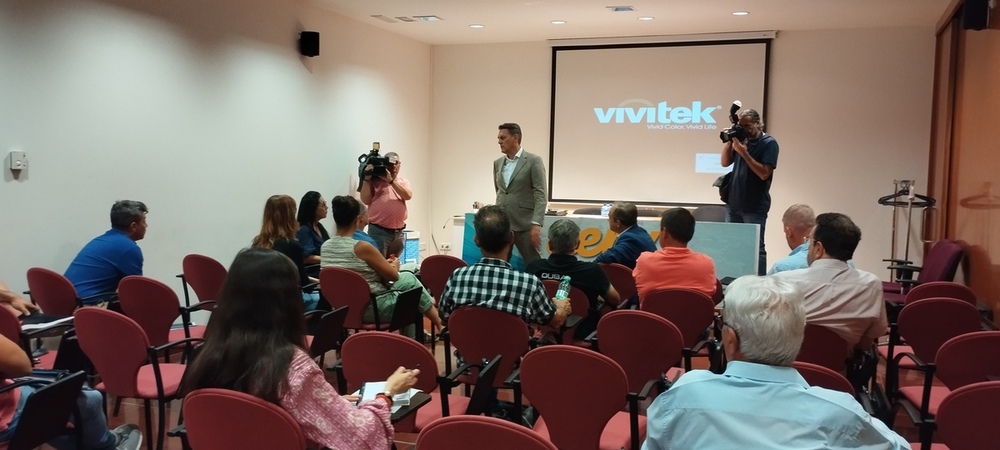 Un momento de la reunión celebrada en la sede de la Asociación de Empresarios de Villalonquéjar. 