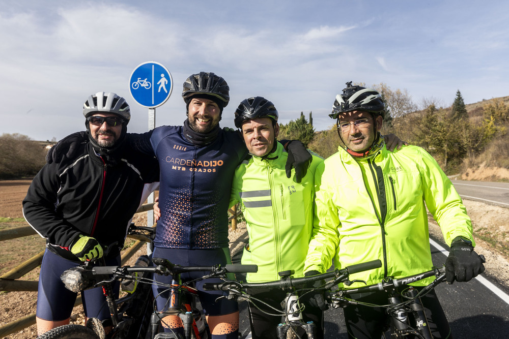 Viandantes y ciclistas se muestran, en general, satisfechos, pero critican la falta de iluminación y la disposición de los bolardos.