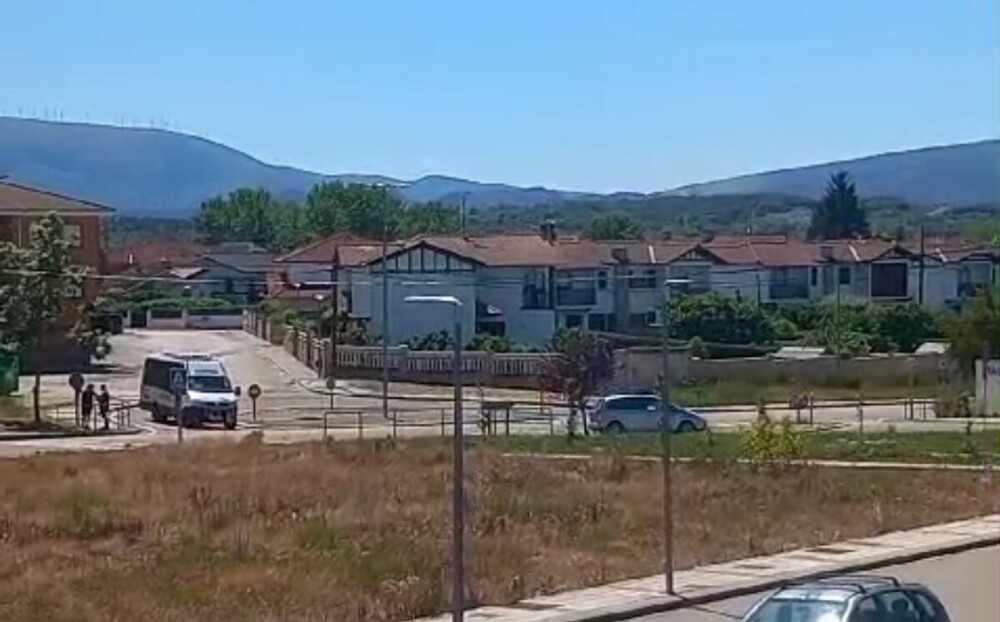 Una secuencia de la infracción en la semirotonda donde confluyen la avenida de Vizcaya y la calle León con la carretera a Villarcayo y el bus cambia de sentido de forma directa sin hacer el semicírculo.