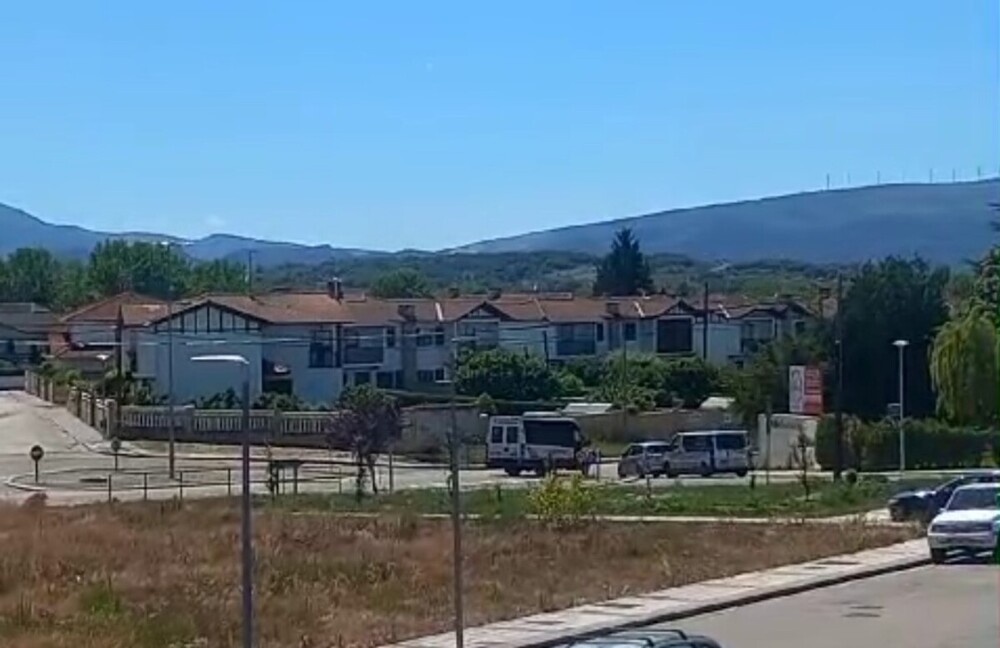 Una secuencia de la infracción en la semirotonda donde confluyen la avenida de Vizcaya y la calle León con la carretera a Villarcayo y el bus cambia de sentido de forma directa sin hacer el semicírculo.