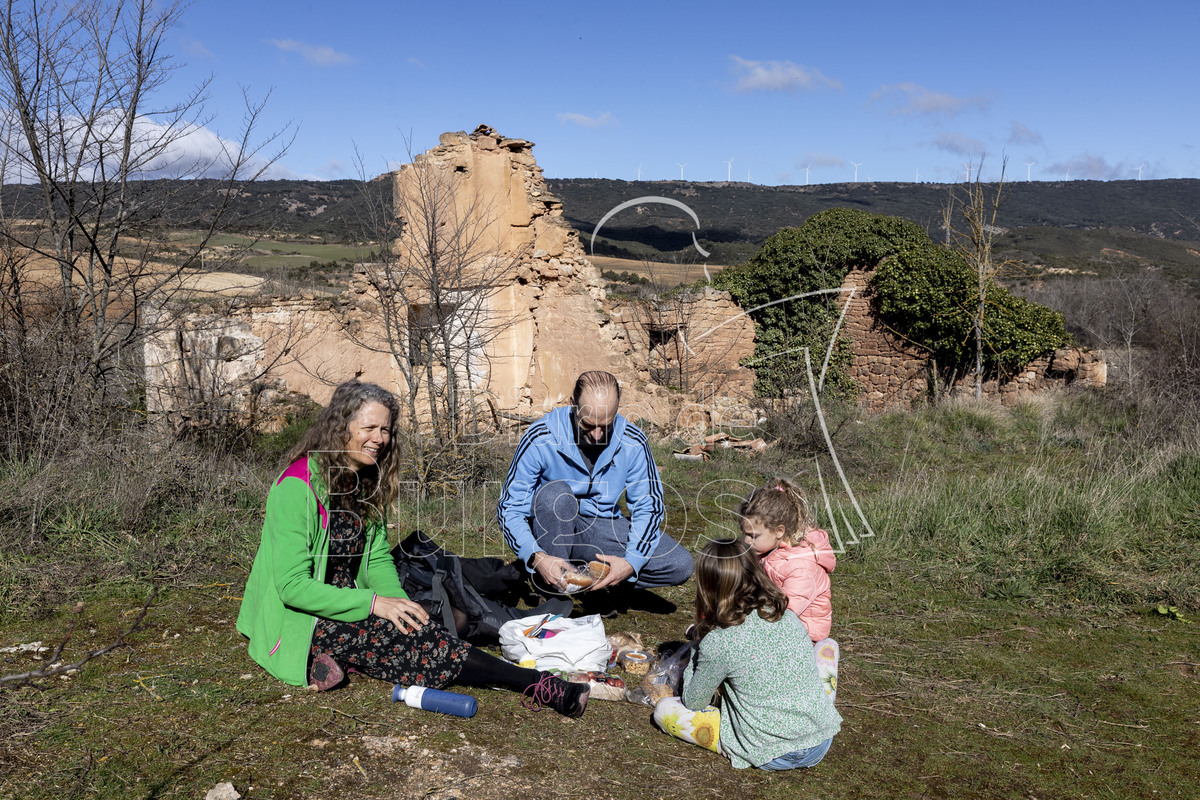 Si el tiempo lo permite, disfrutan de unos buenos y saludables aperitivos al aire libre.  / VALDIVIELSO