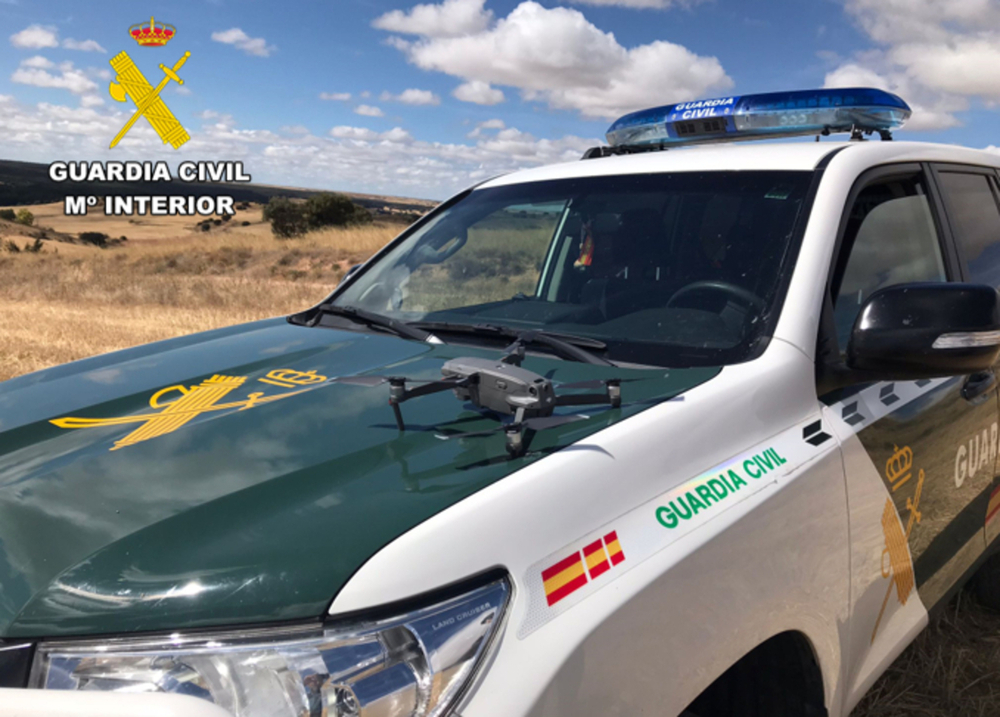 La Guardia Civil 'caza' con un dron a 6 agresores que huían tras una pelea multitudinaria en las fiestas de la localidad burgalesa de Pedrosa del Páramo.