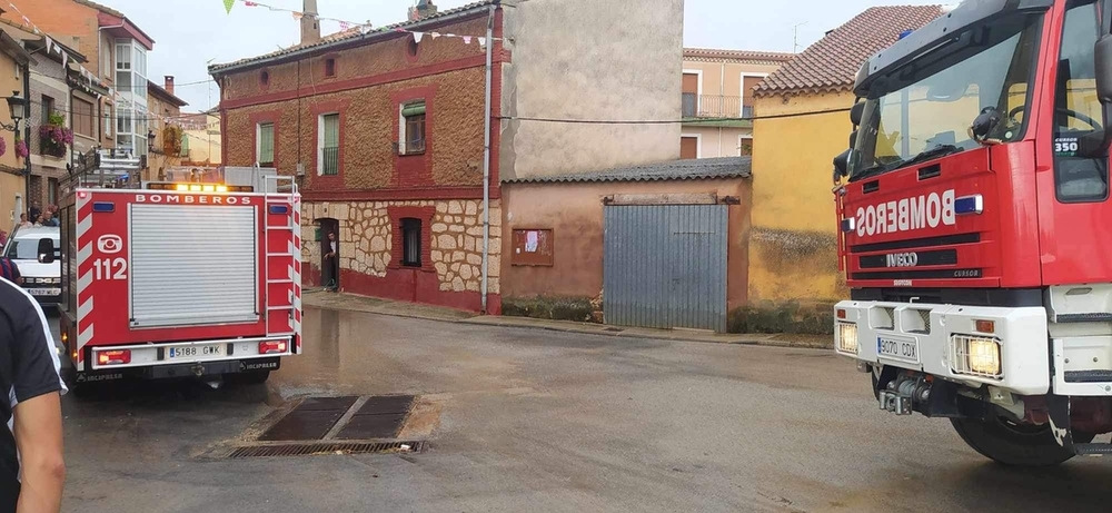 Bomberos de Lerma, durante su actuación en Tordómar