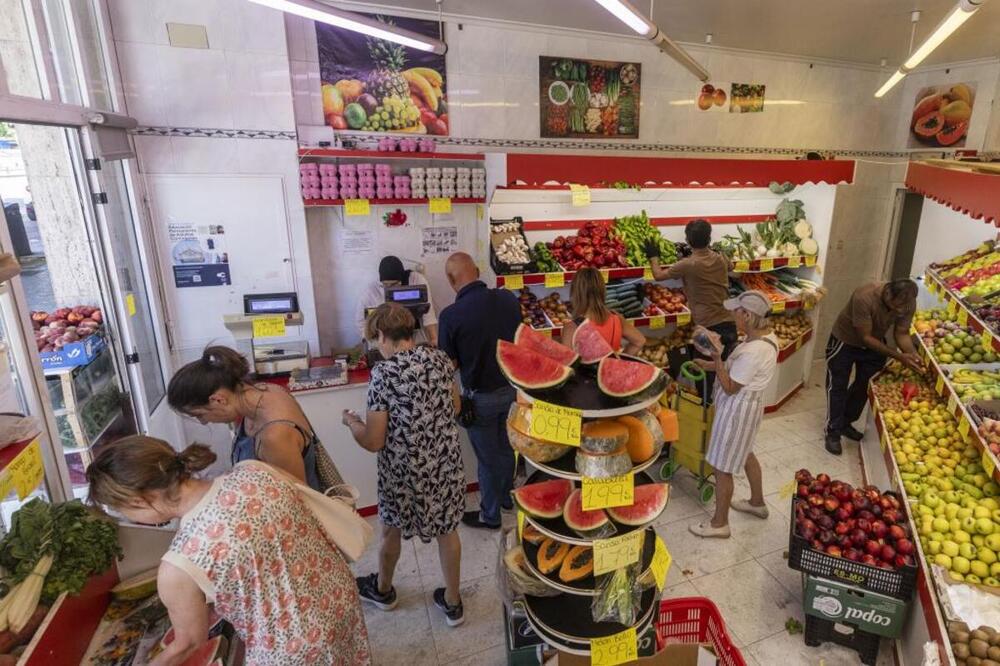 La frutería de la avenida del Cid es ya un referente para muchos de los vecinos de la zona. 