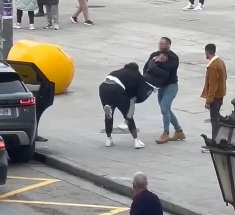 Fotograma del vídeo en el que se aprecia el 'secuestro' de un joven en pleno centro de Burgos capital.