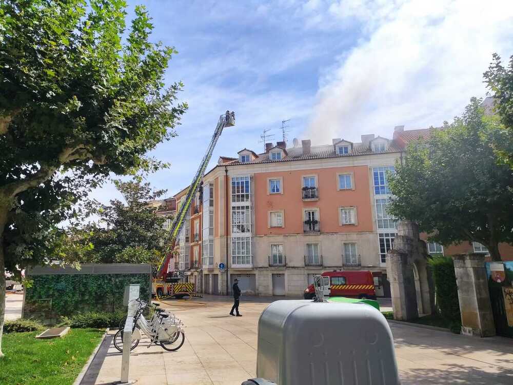 Los Bomberos de Burgos han intervenido este mediodía para sofocar las llamas en la cubierta del inmueble que hace esquina entre las calles Nuño Rasura y Asunción de Nuestra Señora, en pleno centro.  / F.L.D.