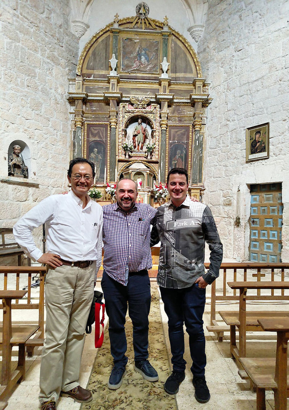 Takahiro Nakamae (i.), junto a su amigo Florentino Rodao y el alcalde Víctor Angulo. 