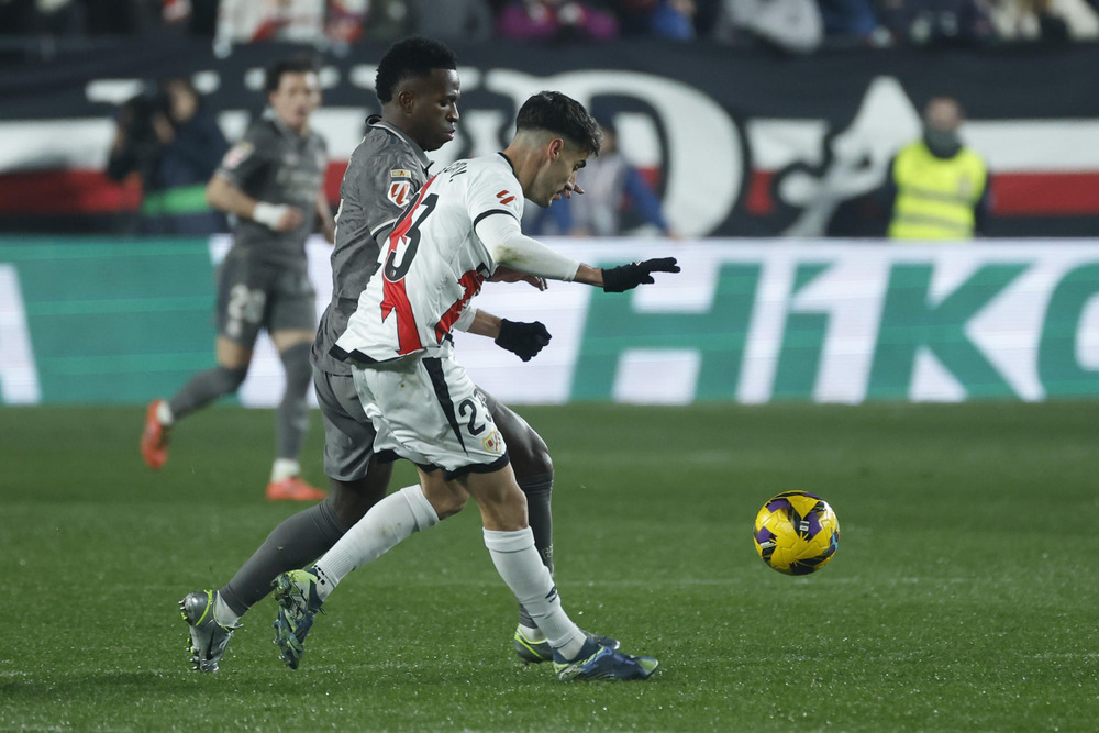 El Rayo frena al Real Madrid en un derbi eléctrico