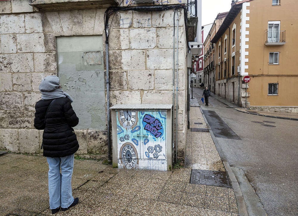 En la esquina donde apareció asesinada Josefa Bellido se colocó la placa, cuya huella tras ‘desaparecer’ aún puede verse. 