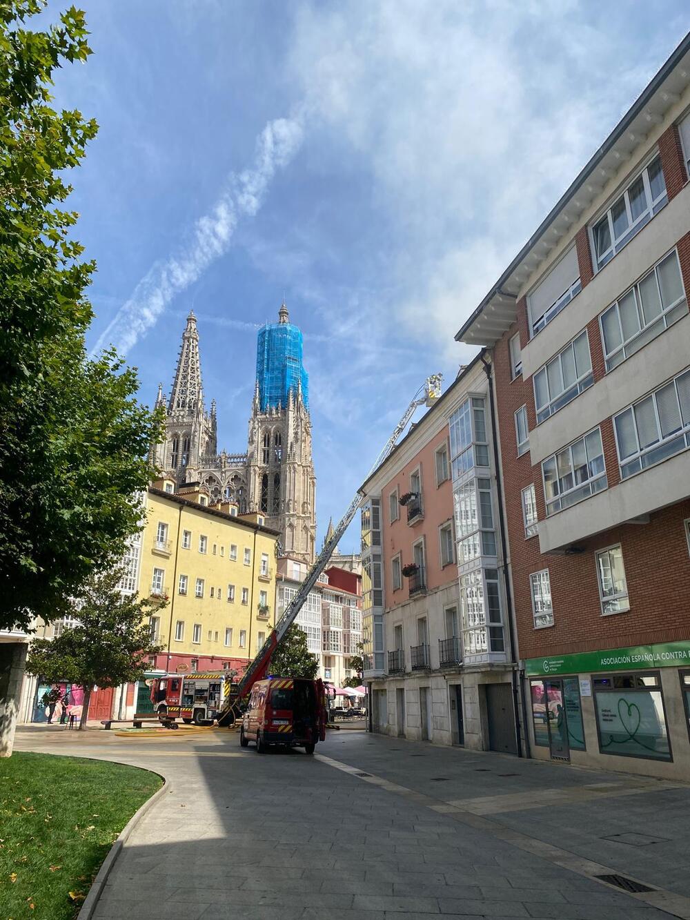 El incendio ha ocurrido a un paso de la Catedral de Burgos, lo que ha generado cierta expectación.  / ALBERTO RODRIGO