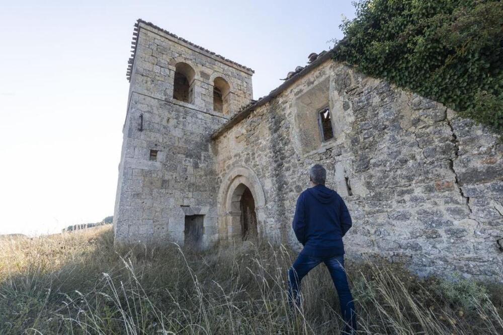 La hiedra, las grietas... Todo confabula contra la iglesia de Icedo, que aún así se mantiene todavía en pie.