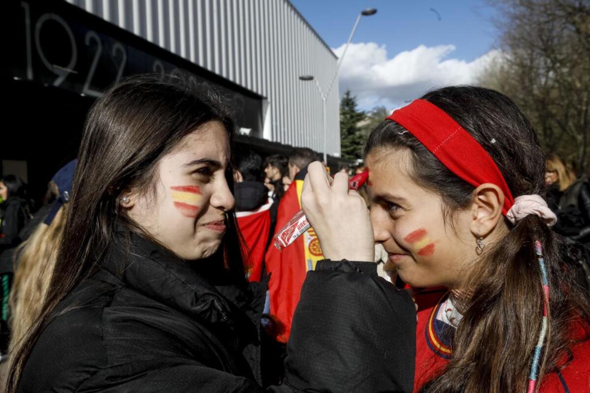 Una tarde mágica en El Plantío con la selección española femenina, sobre todo para las más jóvenes.  / VALDIVIELSO