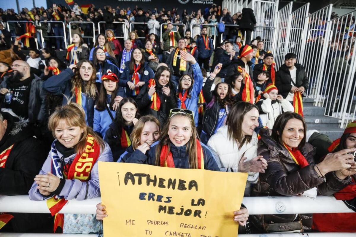 Una tarde mágica en El Plantío con la selección española femenina, sobre todo para las más jóvenes.  / VALDIVIELSO