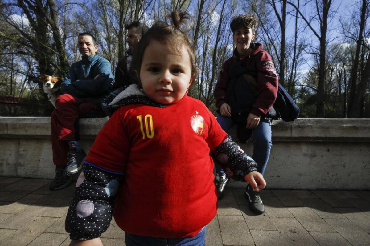 Una tarde mágica en El Plantío con la selección española femenina, sobre todo para las más jóvenes.  / VALDIVIELSO