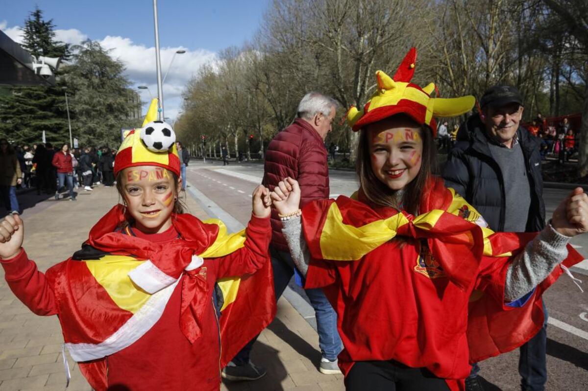 Una tarde mágica en El Plantío con la selección española femenina, sobre todo para las más jóvenes.  / VALDIVIELSO