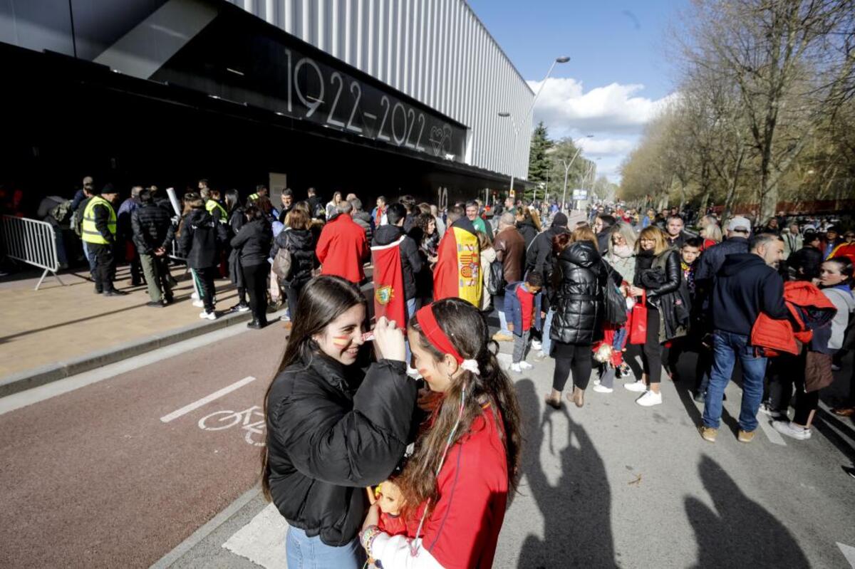 Una tarde mágica en El Plantío con la selección española femenina, sobre todo para las más jóvenes.  / VALDIVIELSO