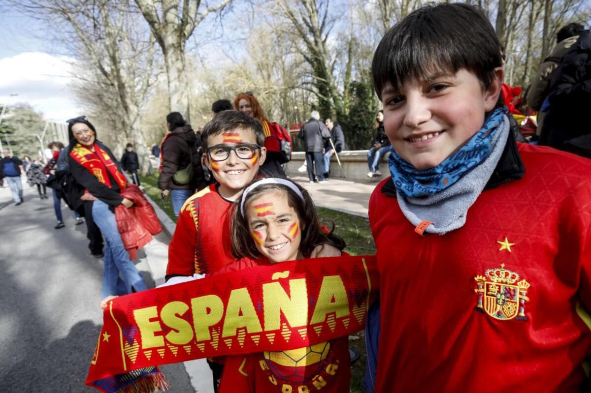 Una tarde mágica en El Plantío con la selección española femenina, sobre todo para las más jóvenes.  / VALDIVIELSO