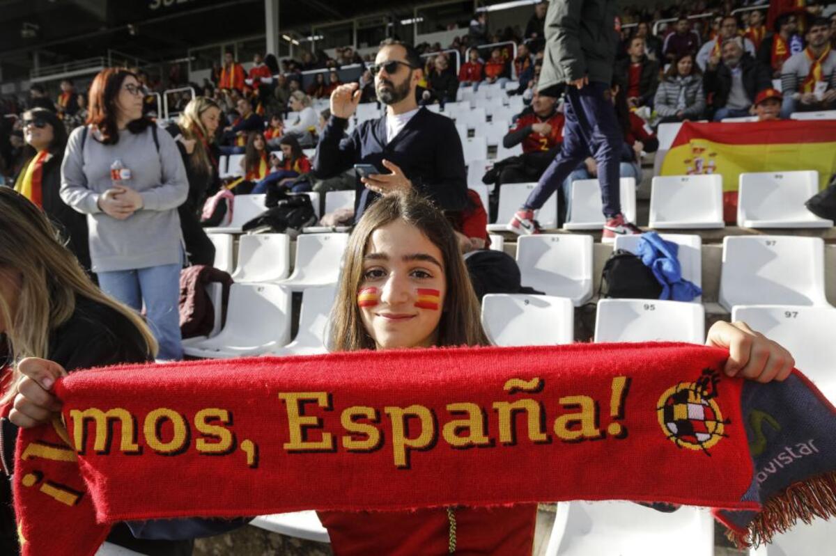 Una tarde mágica en El Plantío con la selección española femenina, sobre todo para las más jóvenes.  / VALDIVIELSO