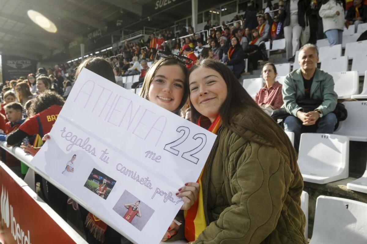 Una tarde mágica en El Plantío con la selección española femenina, sobre todo para las más jóvenes.  / VALDIVIELSO