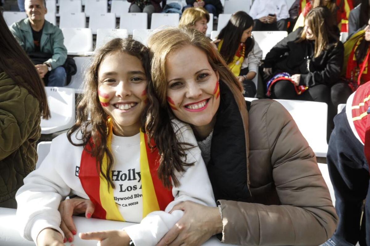 Una tarde mágica en El Plantío con la selección española femenina, sobre todo para las más jóvenes.  / VALDIVIELSO