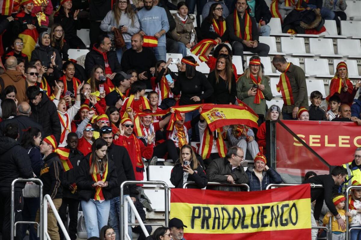 Una tarde mágica en El Plantío con la selección española femenina, sobre todo para las más jóvenes.  / VALDIVIELSO