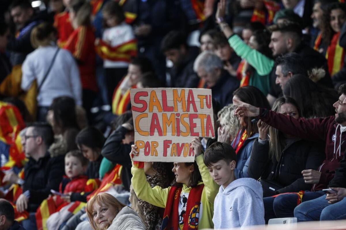 Una tarde mágica en El Plantío con la selección española femenina, sobre todo para las más jóvenes.  / VALDIVIELSO