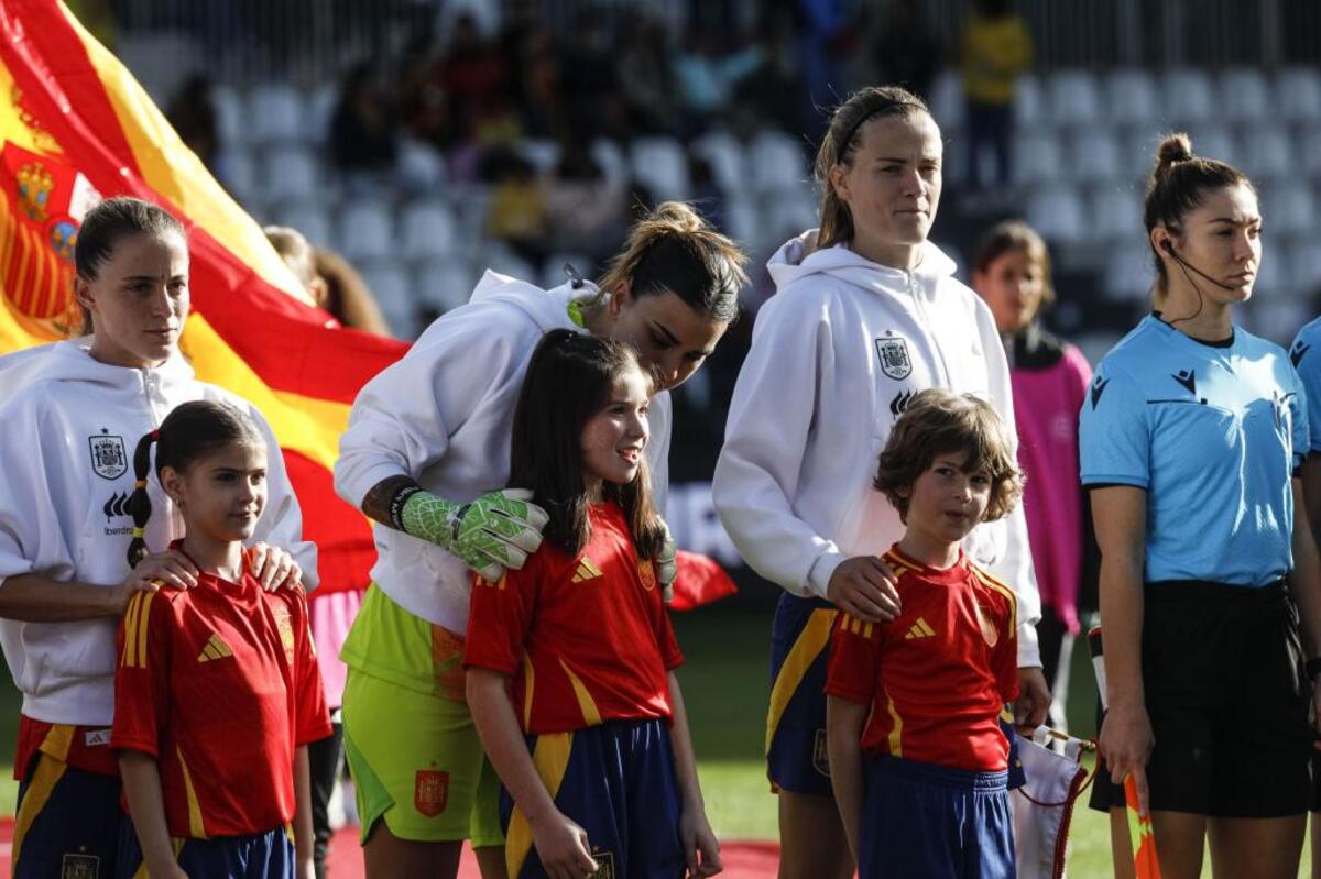 Una tarde mágica en El Plantío con la selección española femenina, sobre todo para las más jóvenes.  / VALDIVIELSO