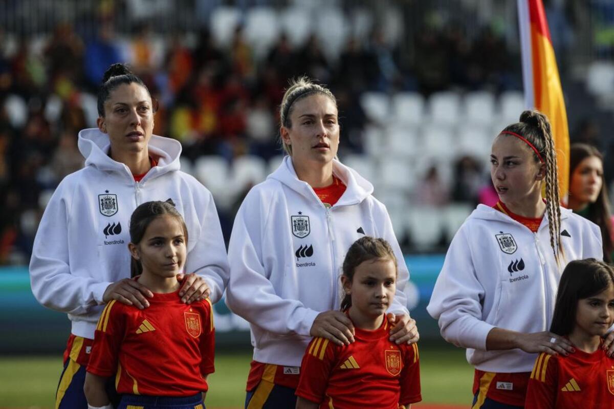 Una tarde mágica en El Plantío con la selección española femenina, sobre todo para las más jóvenes.  / VALDIVIELSO