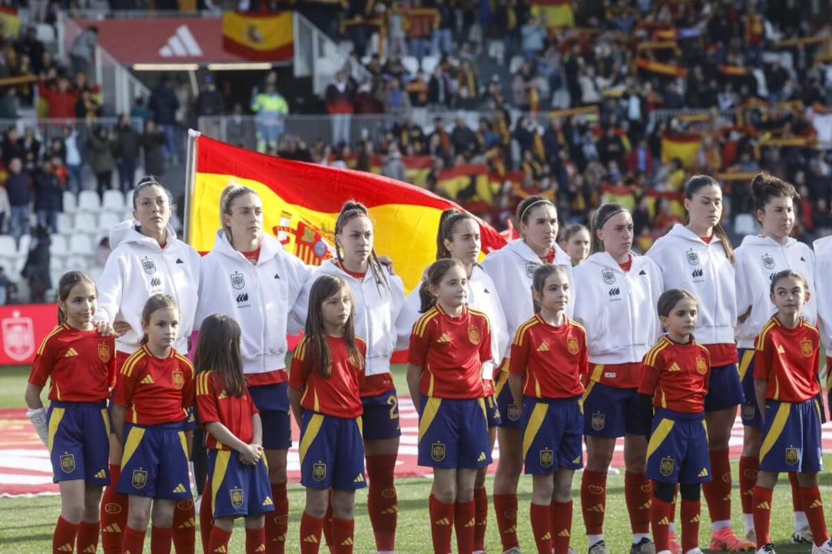 Una tarde mágica en El Plantío con la selección española femenina, sobre todo para las más jóvenes.  / VALDIVIELSO