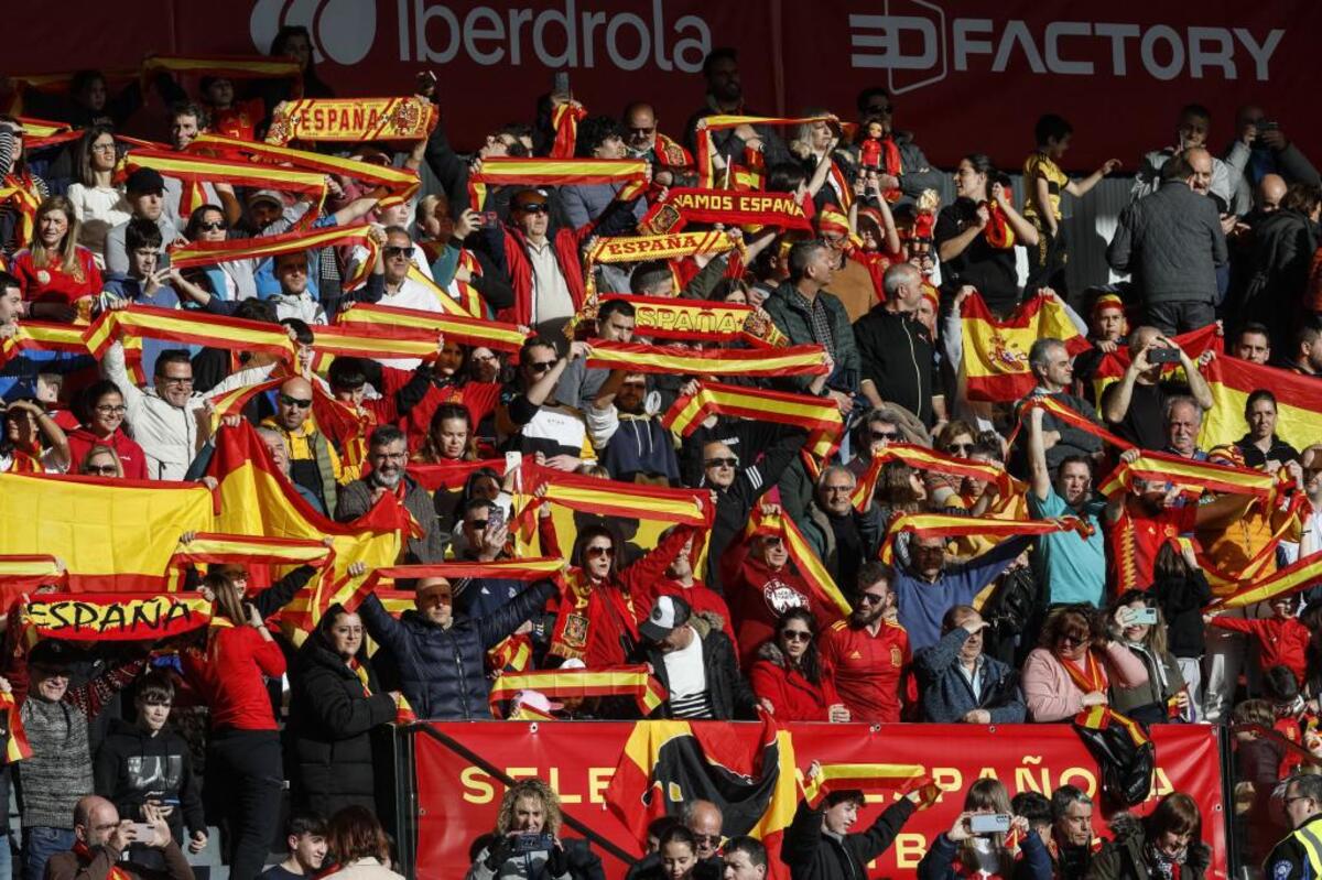 Una tarde mágica en El Plantío con la selección española femenina, sobre todo para las más jóvenes.  / VALDIVIELSO