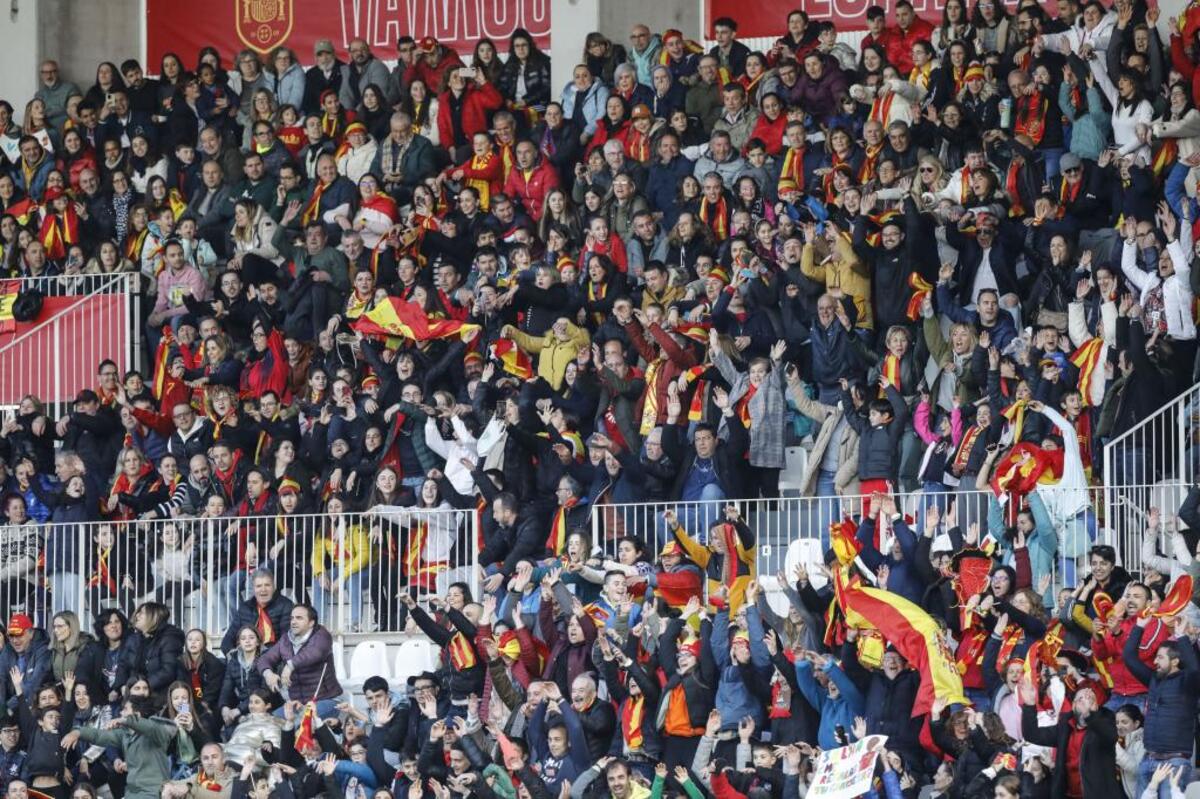 Una tarde mágica en El Plantío con la selección española femenina, sobre todo para las más jóvenes.  / VALDIVIELSO